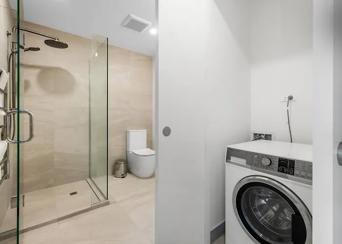 Modern With Balcony Views Sleeps 4 Apartment *