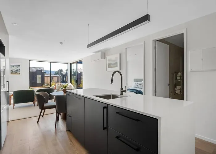 Apartment Modern With Balcony Views Sleeps 4 *