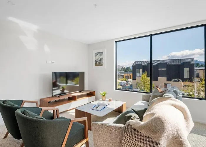 Modern With Balcony Views Sleeps 4 Wanaka