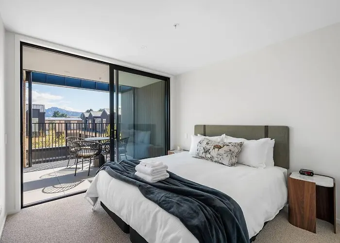 Modern With Balcony Views Sleeps 4 Apartment *
