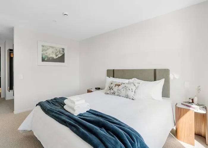 Apartment Modern With Balcony Views Sleeps 4 *
