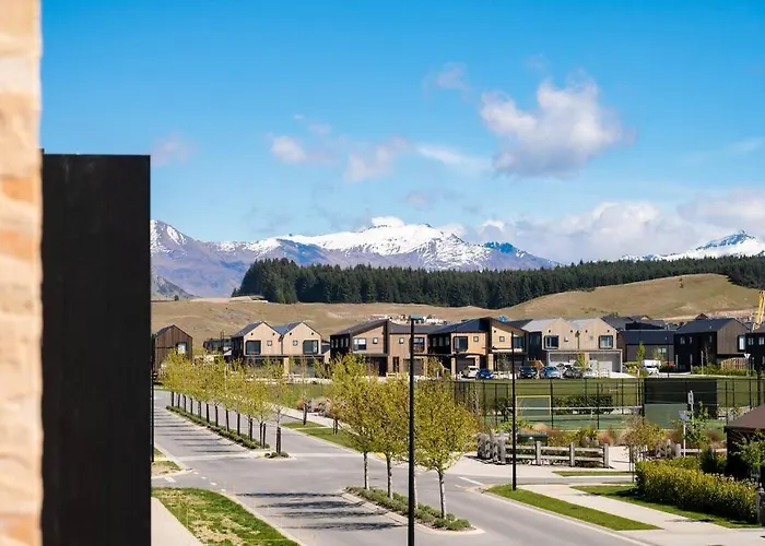 Modern With Balcony Views Sleeps 4 *