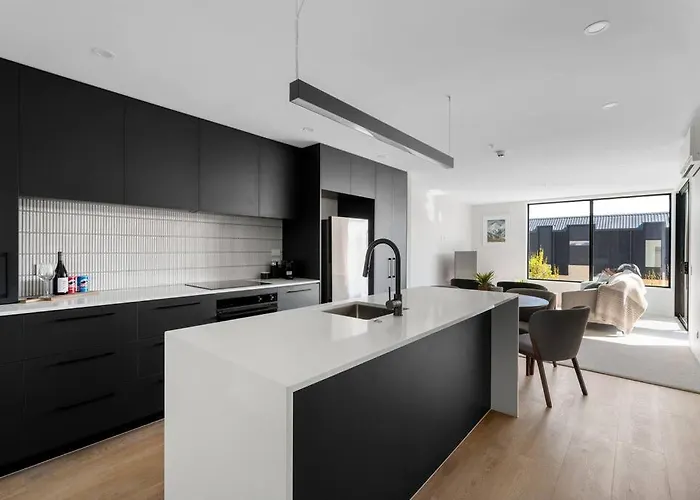 Modern With Balcony Views Sleeps 4 Wanaka