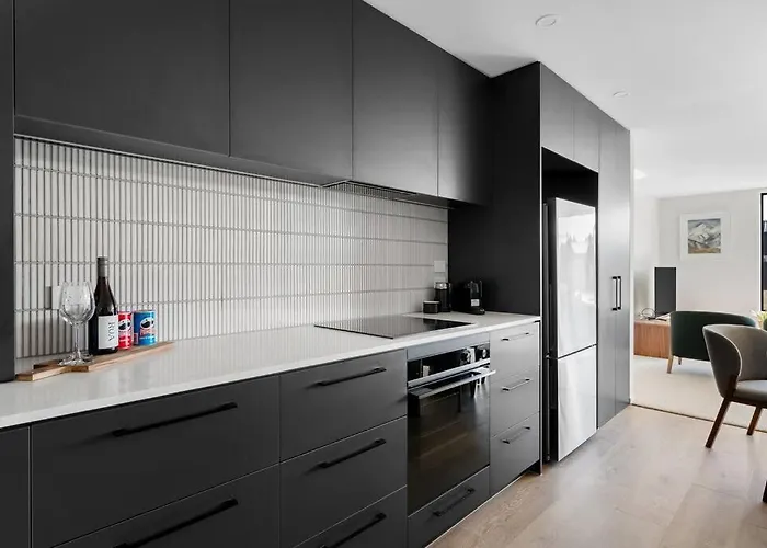 Modern With Balcony Views Sleeps 4 Apartment