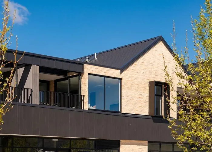 Modern With Balcony Views Sleeps 4 Wanaka